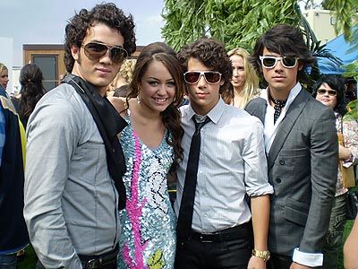 mileysajonasbrothers.jpg